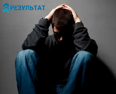 Наркоман сидит на полу в темноте